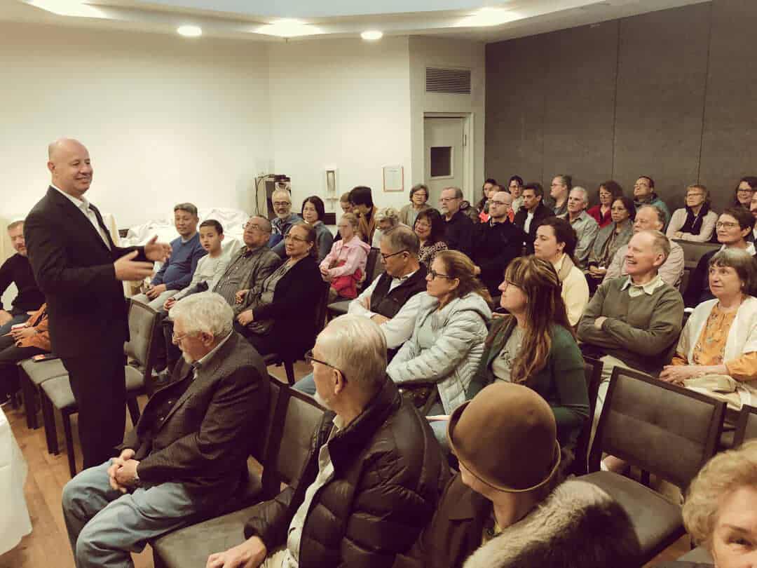 Israeli politician and national security expert Tzachi Hanegbi giving a lecture to the Netivyah 40th Anniversary tour group.
